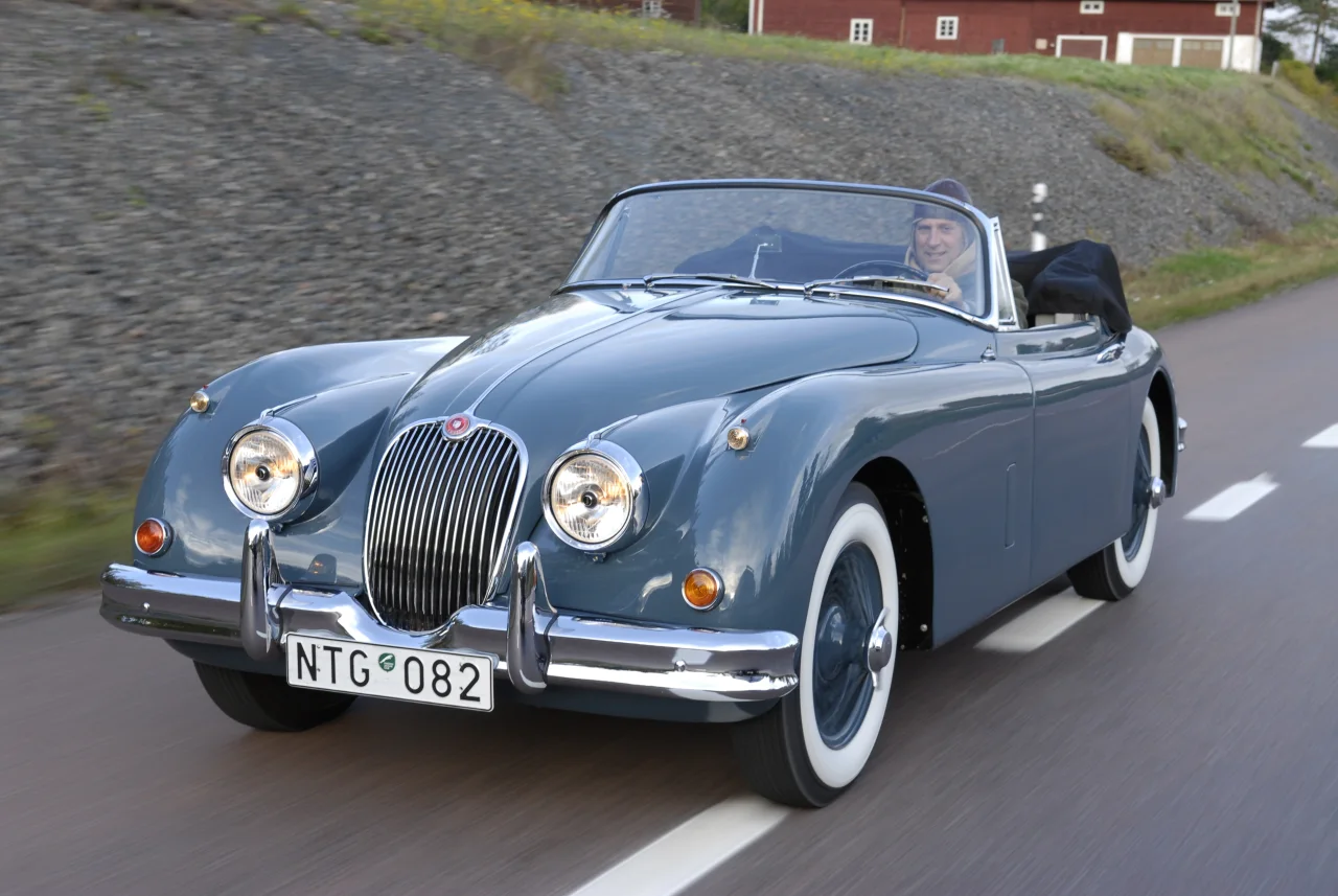 Jaguar XK150 i Cotswold Blue på vägen, snett framifrån