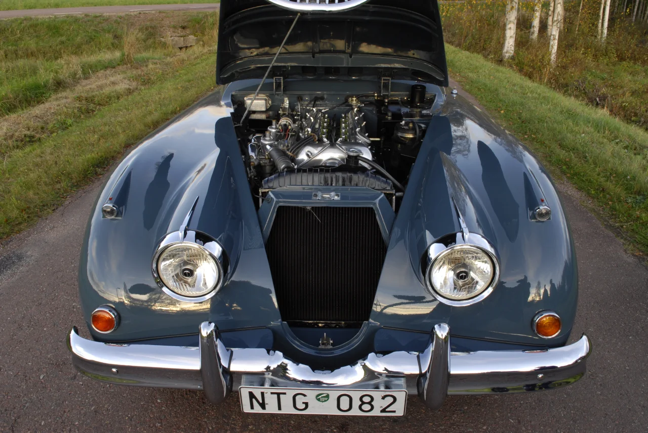 XK150 framifrån med motorhuven uppfälld över motor och kylare