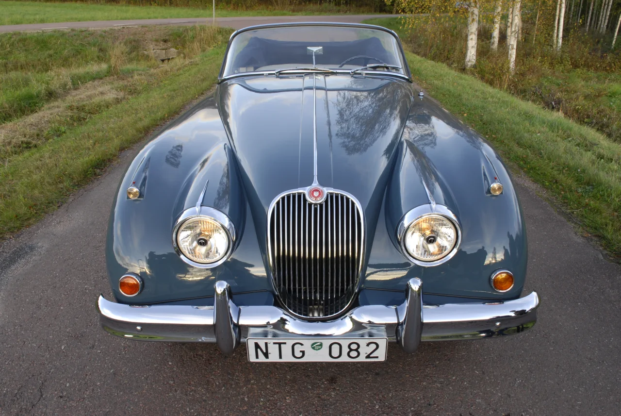 Den parkerade XK150 rakt framifrån med kromad grill och stötfångare