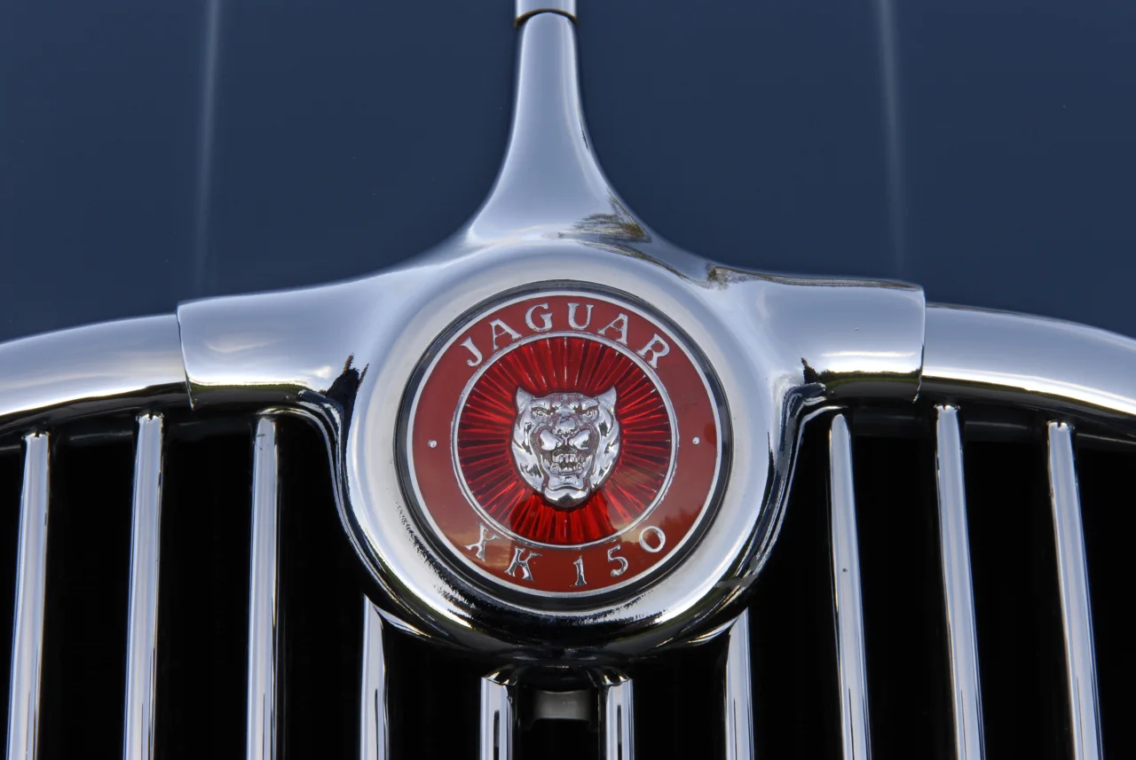 Jaguar XK150-emblem i grillen och motorhuvens kromlist