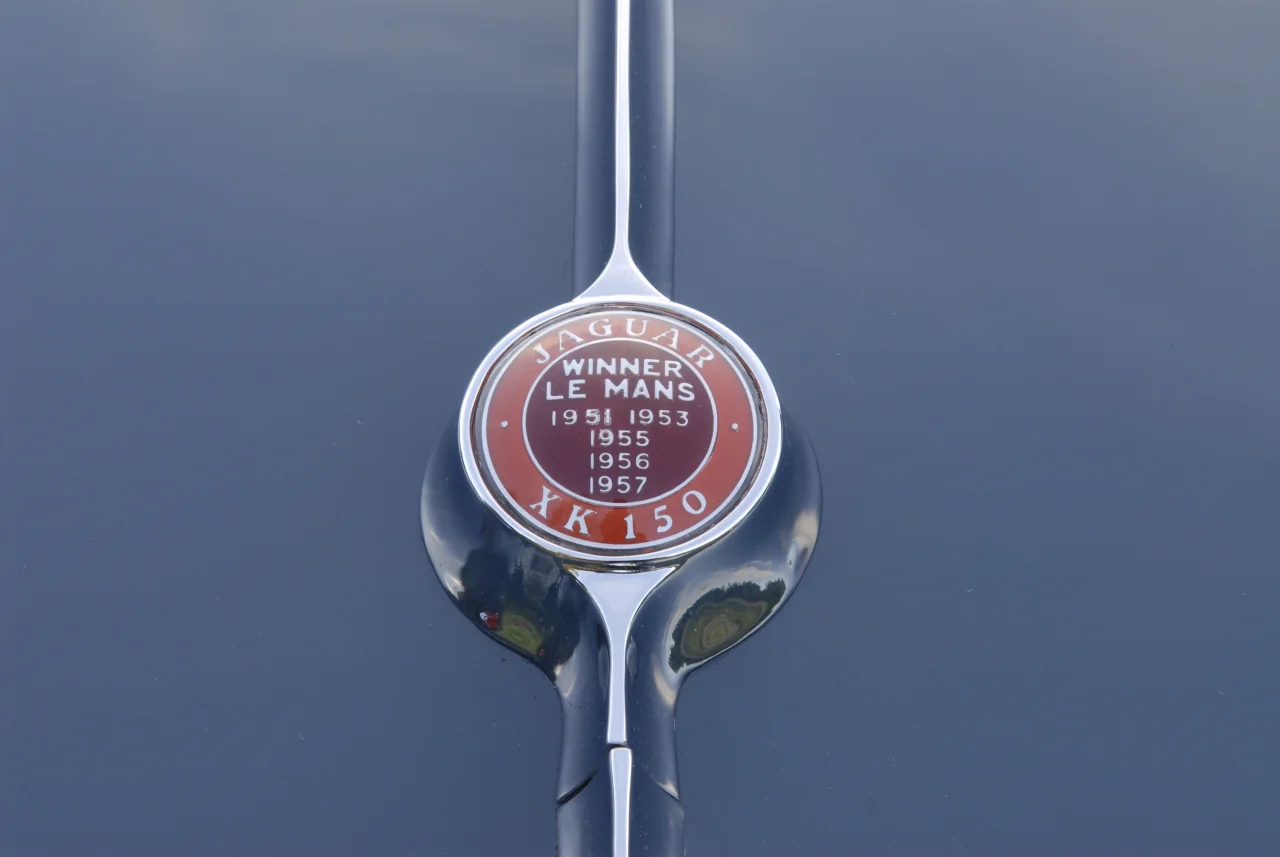 Jaguar-emblem på motorhuven till minne av segrarna i Le Mans